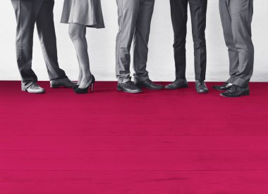 iş adamları duvarın ayakta