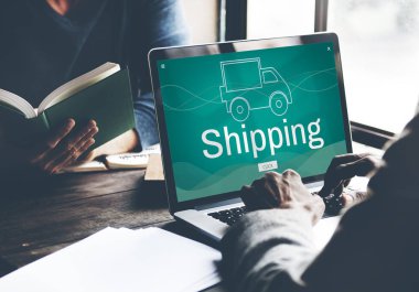 dizüstü bilgisayar kullanan adam 