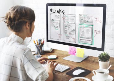 Atölyede çalışan tasarımcı