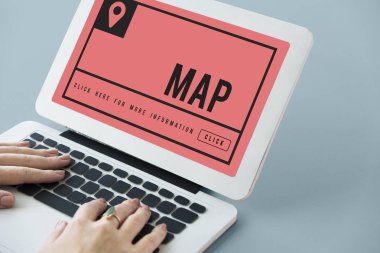 Dizüstü bilgisayarda yazan kadın klavyesi