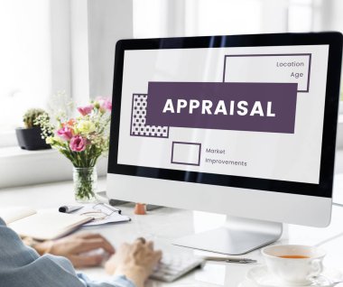 teble bilgisayar kullanan kadın