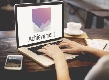 Dizüstü bilgisayarda yazan kişi