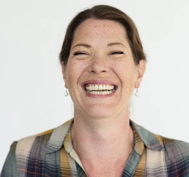 yetişkin kadın gülümsüyor  