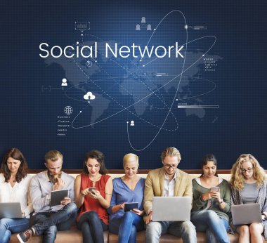 Dijital aygıtlar kullanan insanlar