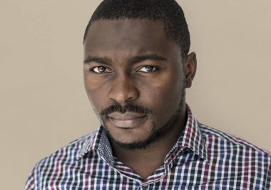 genç siyah elbise adam