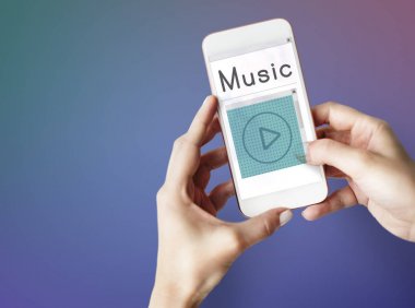 İnsan eli akıllı telefonu tutar
