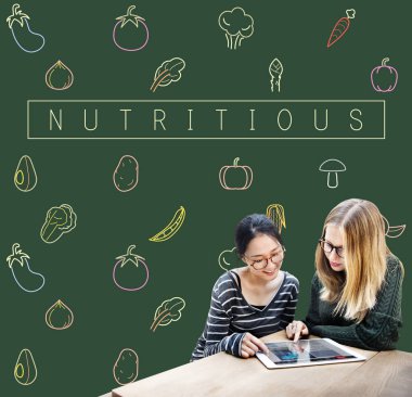 Dijital aygıt kullanarak kızlar 