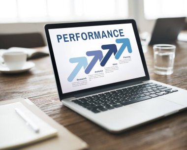 çalışma alanı tablo üstünde laptop 