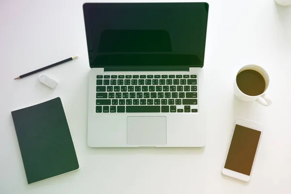 Geopende laptopcomputer op werkplek tafel — Stockfoto