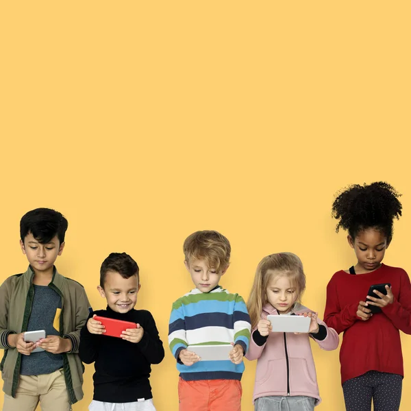 Çocuk kullanarak akıllı telefonlar — Stok fotoğraf