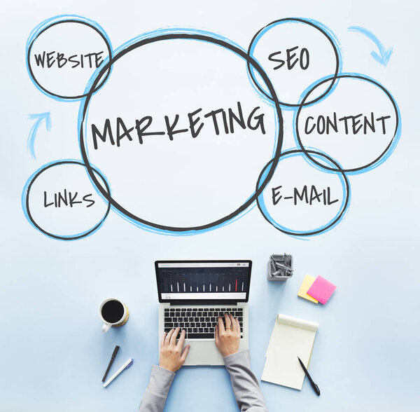 Человек, печатающий на ноутбуке
