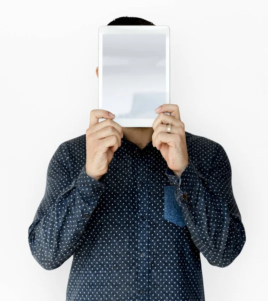 Rosto de cobertura de homem com tablet — Fotografia de Stock