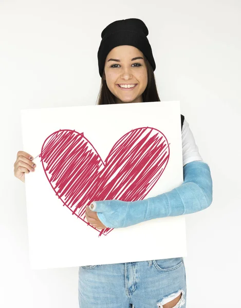 Flicka anläggning papper med hjärta — Stockfoto