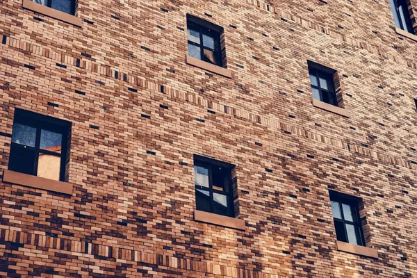 Muro de ladrillo con ventanas — Foto de Stock