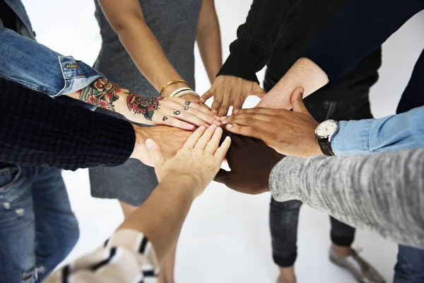 Persone che si tengono per mano — Foto Stock