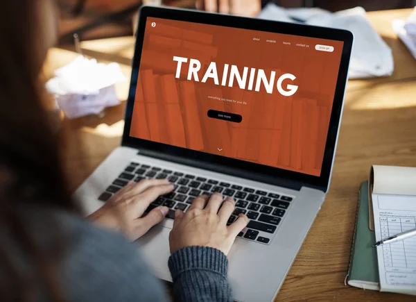 Frau benutzte Laptop am Tisch — Stockfoto