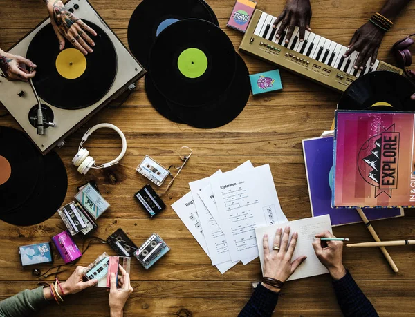 Músicos mezclando discos — Foto de Stock