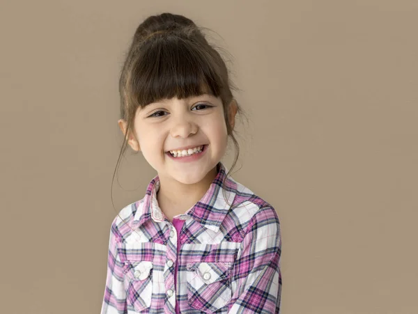 Gadis kecil berambut cokelat yang ceria — Stok Foto