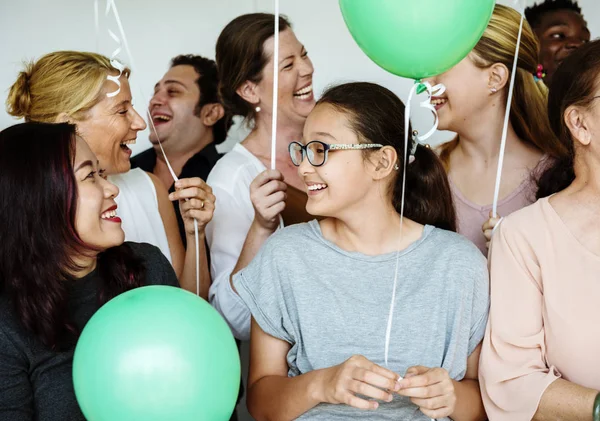 Persone in possesso di palloncini — Foto Stock