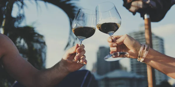 Casal beber vinho — Fotografia de Stock