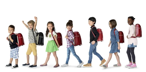 Diversité enfants marchant jusqu'à l'école — Photo