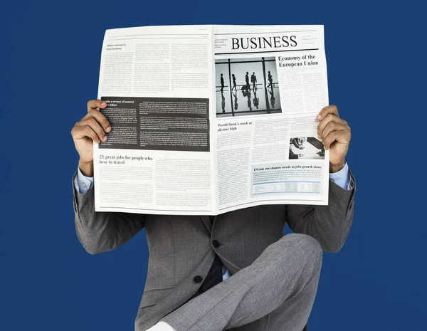 Obchodní muž čtení noviny — Stock fotografie