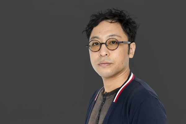 Bonito homem asiático em óculos — Fotografia de Stock