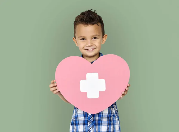 Ragazzo che tiene il cuore con croce — Foto Stock