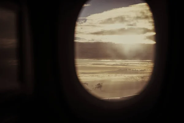 飞机窗口和日落天空 — 图库照片