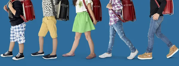 Skolbarn med en ryggsäckar — Stockfoto