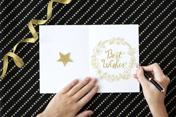 Mujer escribiendo tarjeta de felicitación — Foto de Stock