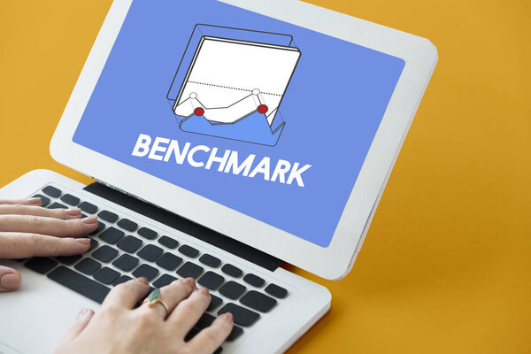 женщина печатает на клавиатуре ноутбука