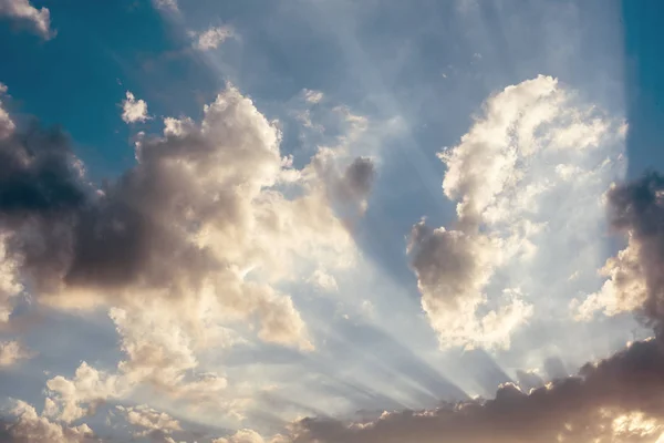 Lumière du soleil avec ciel bleu nuageux — Photo