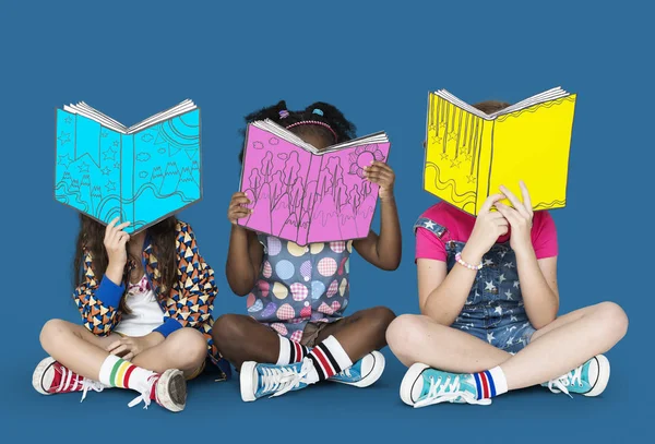 Kleine Mädchen lesen Bücher — Stockfoto
