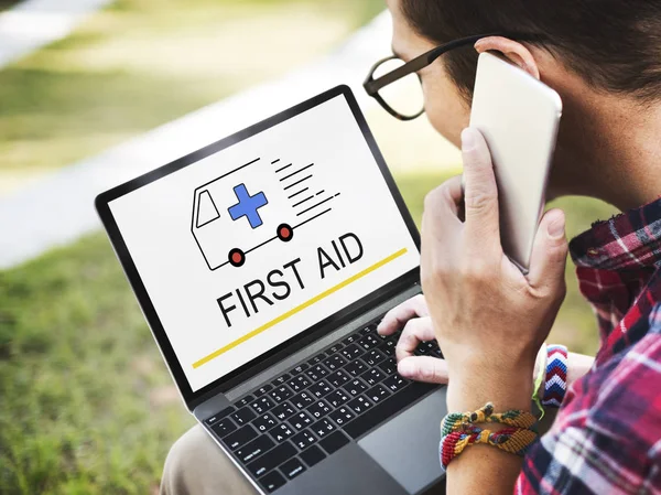 Man att skriva på laptop tangentbord utomhus — Stockfoto