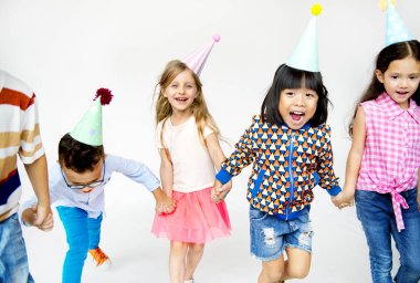 çocuk partisi kutluyor