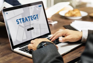 tipik dizüstü klavye üzerinde işadamı