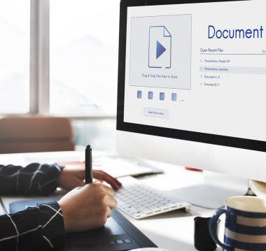 Lachende vrouw in de stad 