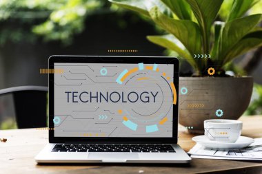 ahşap masa üstünde açılan laptop