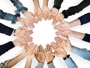 İnsanlar birlikte elele