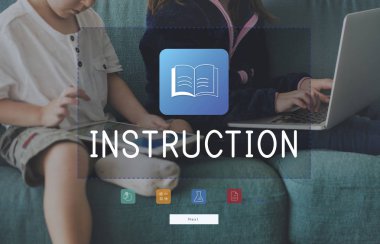 kız ve erkek kardeş dijital cihazlar kullanarak