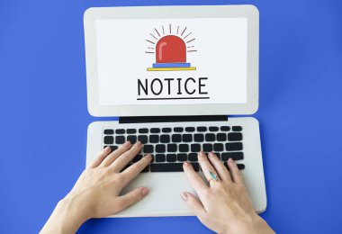 Eller dizüstü bilgisayarda çalışıyor