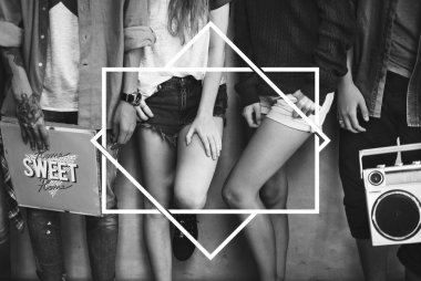 ayakta ve boombox tutan gençler