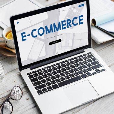 ahşap masa üstünde açılan laptop