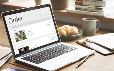 nesneleri ve masa üstünde laptop