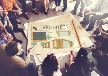 çemberde poster üzerinde oturan insanlar