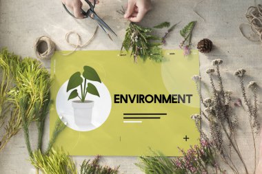 Çiçekçi kadın makas ile kesme