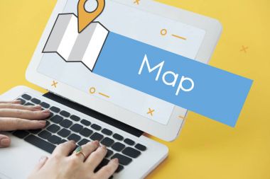 Dizüstü bilgisayarda yazan kadın klavyesi