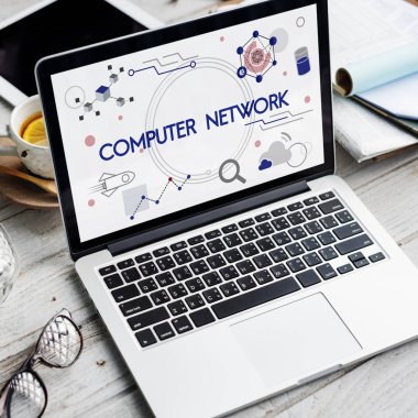 ahşap masa üstünde açılan laptop