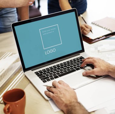 insan eli dizüstü bilgisayar kullanarak 